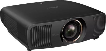Epson EB-QB1000 videoproiettore nero, vista angolare, lente centrale, griglie laterali, superficie liscia, piedini visibili