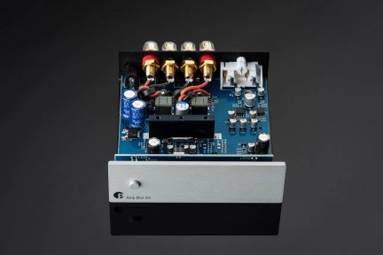 Pro-Ject Amp Box S3 kompakten avdio ojačevalnik srebrne barve z vidnim elektronskim vezjem, pogled od zgoraj