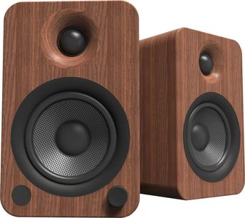 Set de 2 boxe inteligente Kanto YU4 din lemn maro cu finisaj de nuc, carcase dreptunghiulare cu colțuri rotunjite, tweeter negru încastrat și woofer negru texturat la vedere, una văzută din față și cealaltă din unghi de trei sferturi