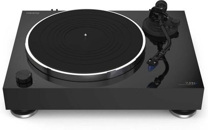 Platine vinyle Reloop TURN X noire, vue de face en plongée, plateau circulaire, bras de lecture avec cellule, sur socle rectangulaire