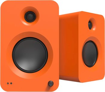 Zwei matte orange Kanto REN Smart-Lautsprecher, rechteckige Gehäuse aus Kunststoff mit abgerundeten Ecken, zentralem schwarzem Woofer, eingelassenem Hochtöner, Kontrollleuchten und Drehregler, aus dreiviertel-vorderer Perspektive gesehen