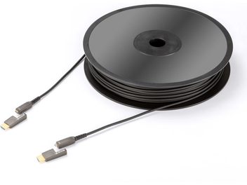 Schwarze aufgerollte HDMI-Kabelrolle mit grauen Anschlüssen auf weißem Hintergrund