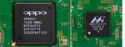 Dos chips electrónicos OPPO BDP-93EU y Mediateck MT76850 en placas de circuito impreso verdes, vistas cercanas frontales