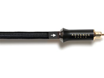 Czarny kabel audio Advance Paris z oplotem z nylonu, zbliżenie z boku, satynowy czarny cylindryczny rękaw z złotym logo i białą strzałką kierunkową oraz pozłacany wtyk RCA