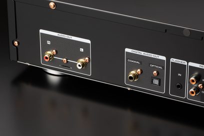 Leitor de CD Marantz CD6007 prateado dourado, vista traseira aproximada, conectividade de áudio e ótica, botões e tomadas dourados