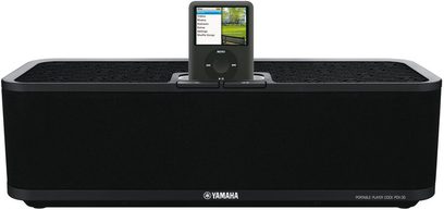 Yamaha PDX-30 sort dockingstation med højttalere, iPod-dock og LCD-skærm, der viser oplysninger om lydafspilning