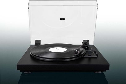 Hi-fi pladespiller Pro-Ject A1 sort, set forfra, åben låg, pladespindel, tonarm med pickup