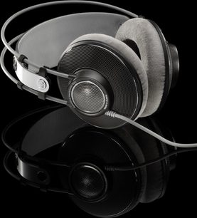 AKG K601 sort hovedtelefon, set fra venstre profil, med ovale grå fløjlspuder og metalgitre på ørekopperne