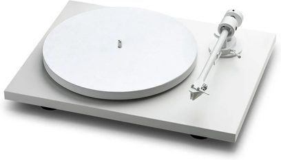 Hi-fi pladespiller Pro-Ject T1 White Edition i hvid med rektangulær lakeret MDF-base, matchende cirkulær pladetallerken og lige tonearm i aluminium, set fra en let skrå vinkel forfra