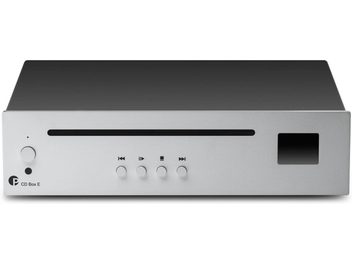 Kõrgekvaliteediline CD-mängija Pro-Ject CD Box E hõbedane, ristkülikukujulise esipaneeliga, horisontaalse avaga, 5 ümmarguse nupu ja musta ekraaniga.