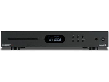 Audiolab 6000CDT CD-spiller i svart med flat frontplate, sentralt digitalt display, CD-spalte til venstre, knapper og logo til høyre