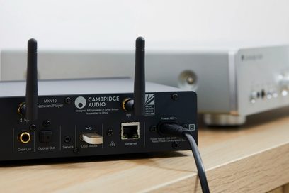 Cambridge Audio MXN10 nettverksmottaker i sølv, bakside, Ethernet-, USB-, koaksial-, optisk- og strømtilkoblinger