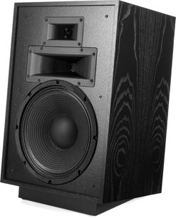 Sloupcový reproduktor Klipsch Heresy IV v černé barvě, pohled zepředu z mírného nadhledu. Reproduktory, mřížka a kovové držadla v černé barvě na tmavém dřevěném těle.