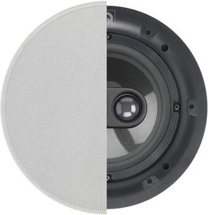 Frontvisning af en rund Q Acoustics Qi65CP ST indbygningsloftshøjttaler med sort plastkant, venstre halvdel dækket af et hvidt mikroperforeret metalgitter, der på højre side afslører en sort basenhed og en tweeter i midten