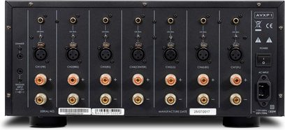 IOTAVX AVXP1 svart high-fidelity effektförstärkare i metall, bakre vy med sju XLR-ingångar i rad, motsvarande RCA-kontakter, dubbla rader högtalarterminaler, strömbrytare och IEC-nätanslutning