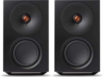 Pár černých aktivních reproduktorů Cambridge Audio L/R M, přední panel s měděnými tweeter y a kulatými woofery