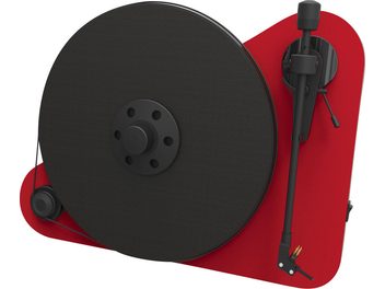 Picup vertical Pro-Ject VT-E BT roșu cu brațul pick-up și talgerul negru pe un soclu roșu aprins