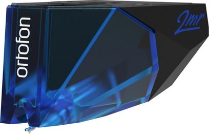 Ortofon 2MR blue vinylpickup-celle, set forfra i nærbillede, med blåt translucent kabinet og synlig nåle