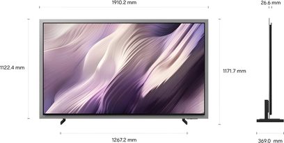 Černý plochý televizor Samsung TQ83S99H 2026, čelní pohled a tenký profil s bočními nožičkami