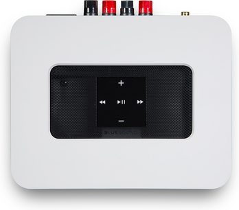 BlueSound PowerNode 2i hvid stereo hi-fi-forstærker, set forfra. Sort front med skærm, knapper og stik. 4 farvede RCA-stik øverst