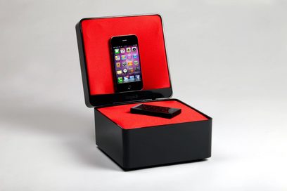 Rød og sort Tangent Pearlbox dockingstation med iPhone på stativ, set forfra i vinkel på hvid baggrund