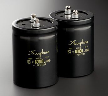Accuphase A-48S, два цилиндрични черни кондензатора, изглед от три четвърти, златни надписи, метални клеми отгоре