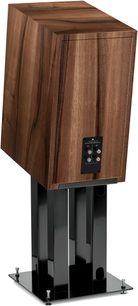 Soporte de altavoz Triangle S03 negro con montantes verticales y base sobre puntas, con altavoz marrón veteado visto desde atrás