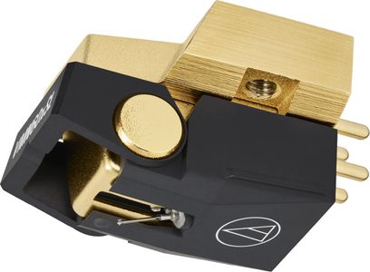Audio Technica AT-VM760xSL hi-fi phono-pickup set fra skrå vinkel, mat sort plastikhus med børstet gyldent metalindsats, hvidt logo på siden, synlig nål og forgyldte tilslutningsstifter