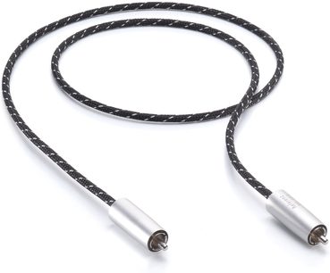 To sorte, snoede koaksialekabler med sølvfarvede RCA-stik i enderne, på hvid baggrund
