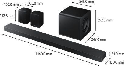 Černý zvukový panel Samsung HW-QS760F z texturovaného plastu, izometrický pohled, doplněný o černý matný krychlový subwoofer s bočním reproduktorem a dvěma kompaktními obdélníkovými satelitními reproduktory, s vyznačenými rozměry