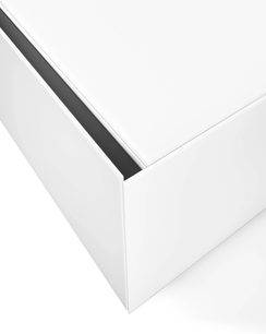 Hvid lakeret TV-møbel med sort skuffe, set fra siden i et nedadgående perspektiv, med rene og geometriske linjer