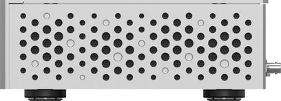 Еталонний аудіотактогенератор Matrix Audio SC-1 сріблястого кольору, вигляд збоку з перфорованою решіткою та коаксіальним роз’ємом