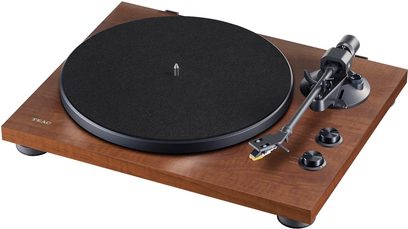 Gramofon TEAC TN-280BT ořech, matně černý talíř, raménko s přenoskou, na dřevěném podstavci, 2 tlačítka