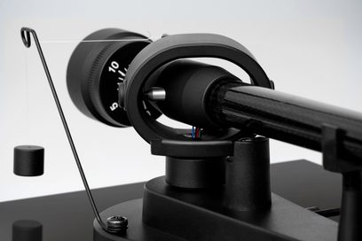 Gramofon hi-fi Triangle Lunar 3 niebieski, zbliżenie na czarną ramię odczytującą z zawieszonym cylindrycznym przeciwwagą