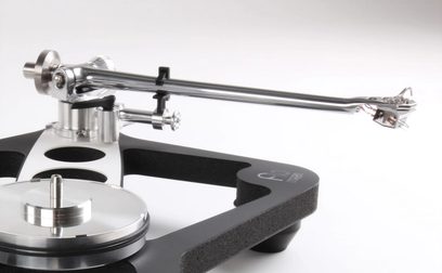 Rega Planar 10 mat sort pladespiller, metalrør-tonarm, sort plade, sort base, set fra tre kvarter vinkel