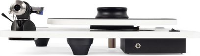 Witte Auris Audio Mystik-platenspeler, zijaanzicht, met verhoogd plateau en zwarte toonarm