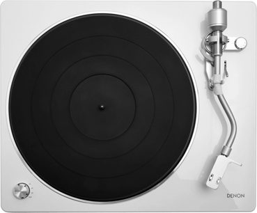 Hi-fi pladespiller Denon DP-450USB hvid, set ovenfra, sort pladebakke, sølvfarvet tonarm, knapper og drejeknap på højre side