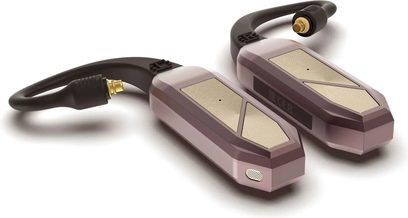 Vista a tre quarti, coppia di trasmettitori wireless iFi Audio Go Pod Max in custodia metallizzata color malva con piastre superiori dorate e texture, corpo sfaccettato con piccola griglia frontale e foro discreto, collegati a un corto cavo per auricolari nero terminato con un connettore dorato.