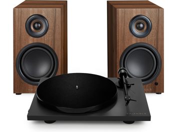 Giradischi Triangle nero con due diffusori da scaffale marroni con finitura venata e altoparlanti neri