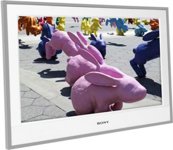Sony KDL-26E4020 fladskærms-TV med nærbillede af farverige kaniner på brolagt underlag, set forfra