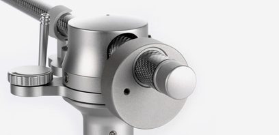 ClearAudio Tracer TA044S Plattenspielerarm aus versilbertem Metall, Nahaufnahme von der Seite, mit Gegengewicht und schwarzem Tonabnehmer