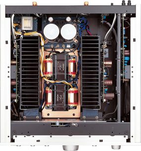 Innenansicht eines Denon PMA-2000AE Stereo-Hi-Fi-Verstärkers mit elektronischen Komponenten und Ringkerntransformatoren