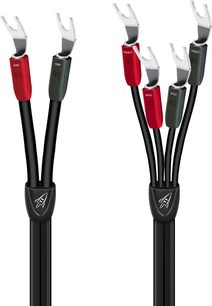 Audioquest Rocket 11 SBW reproduktorový kabel v černé barvě s plochým PVC pláštěm, kuželovými oddělovači s logem rakety a stříbrnými kovovými vidlicemi s červenými a tmavě zelenými orientačními pouzdry, pohled zepředu