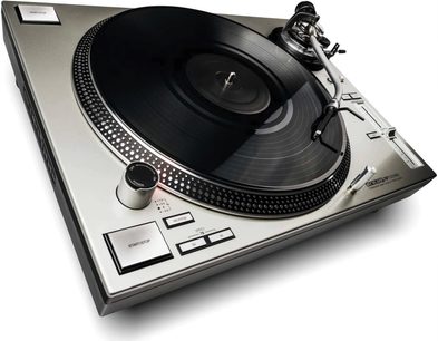 Gramofon Reloop RP 7000 MK2 srebrny, widok z góry, czarna tarcza, srebrny ramię tonowe, kontrolki i pokrętła z boku