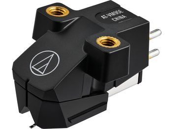 Черна доза Audio Technica AT-VM95E с остър, ъгловат дизайн, златисти вложки за винтове и метални задни конектори