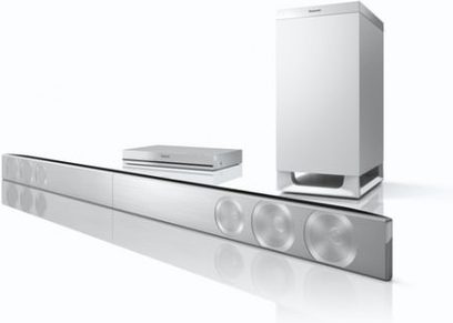 Zvuková lišta Panasonic SC-HTB570 a subwoofer, pohled zepředu, v provedení stříbrné a lesklé černé
