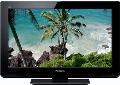 Panasonic TX-L24C3 fladskærms-TV, der viser et tropisk strandmiljø med palmer og klipper, set forfra i nærbillede