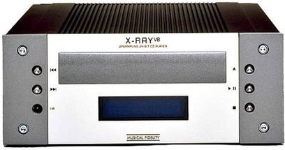 Stříbrný CD přehrávač Musical Fidelity X-Ray v8, pohled zepředu, modrý displej, černá tlačítka a ovládací kolečka