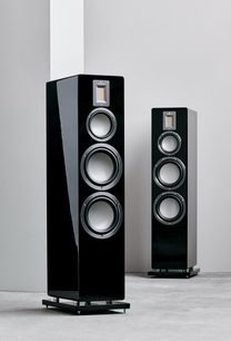 To sorte højtalersøjler fra AudioVector QR7 i sort lak, set forfra, med tre højttalere i hver, på sorte stativer