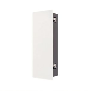 Wbudowany głośnik ścienny P1 LCR v2, widok pod kątem, perforowany biały front, szare boki, widoczne złącza z tyłu